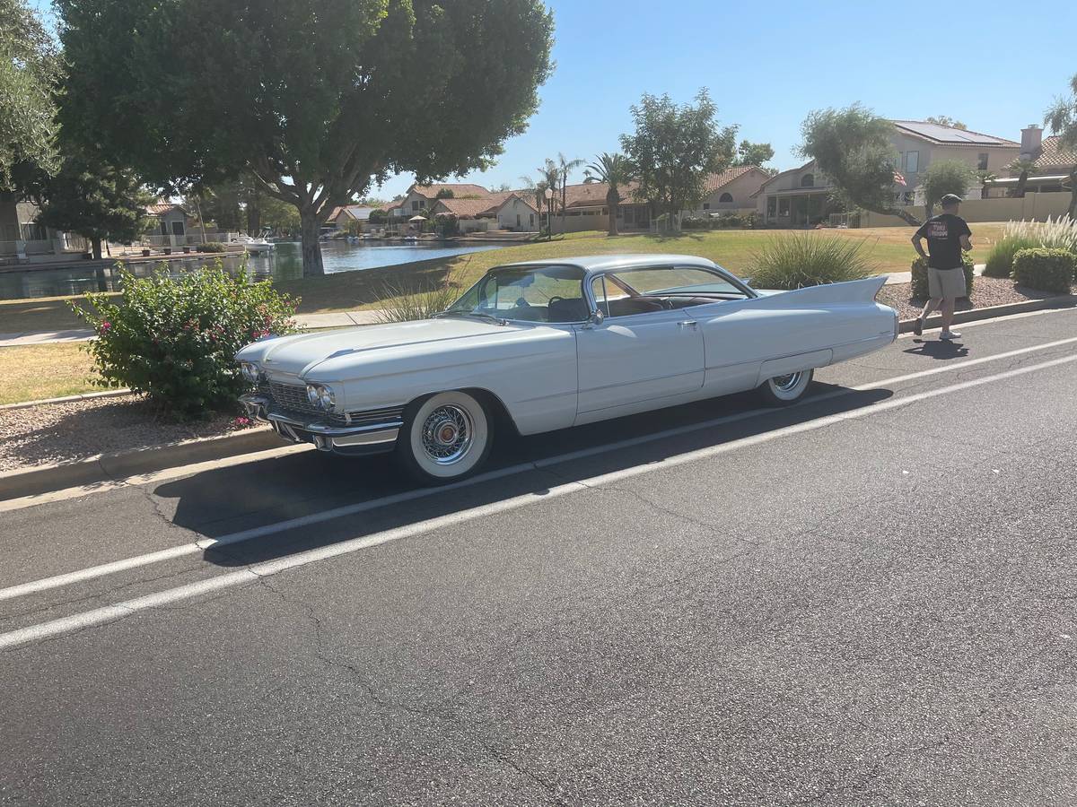 Cadillac-coupe-deville-1960-white-2