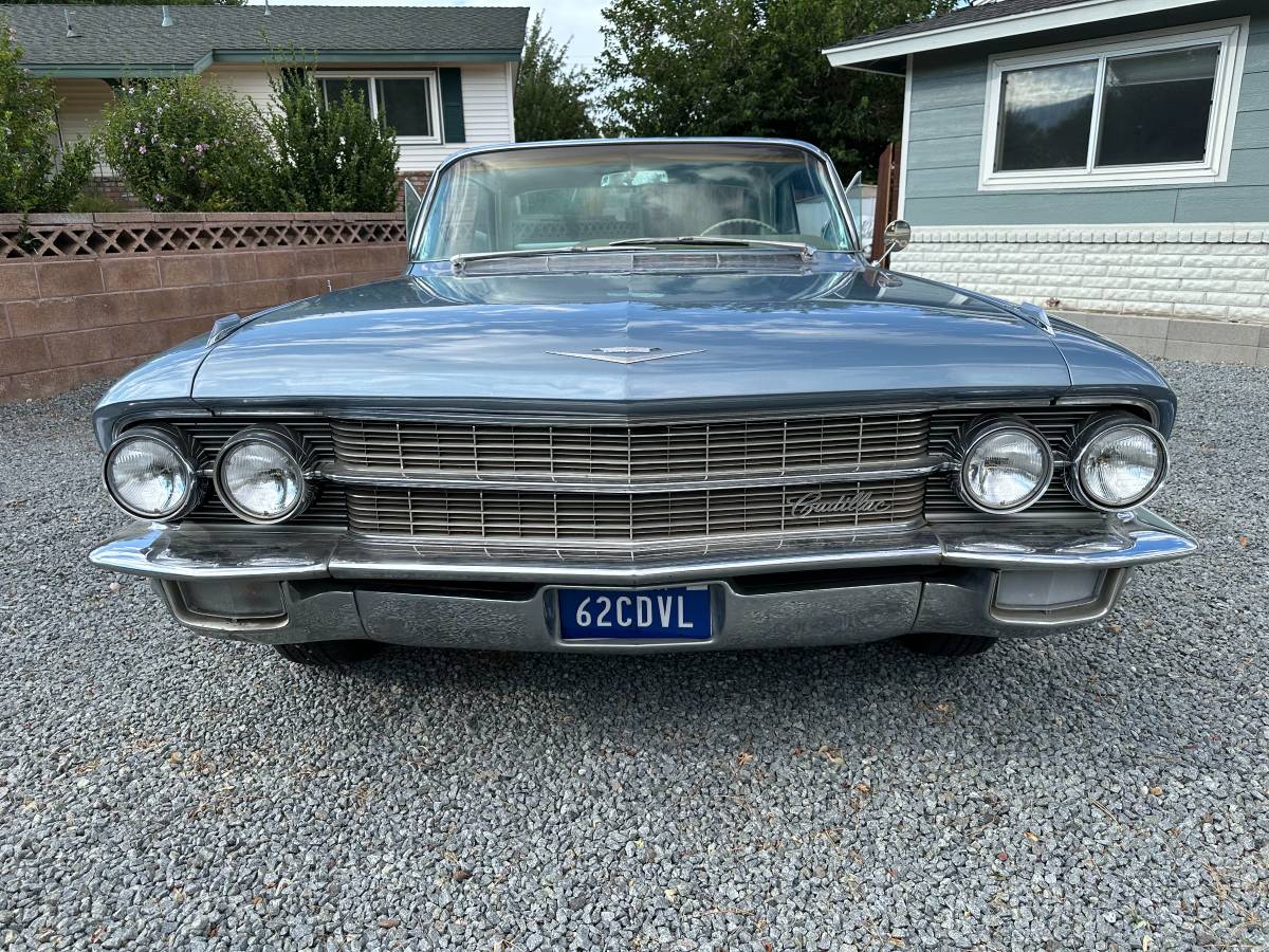 Cadillac-coupe-deville-1962-blue-1