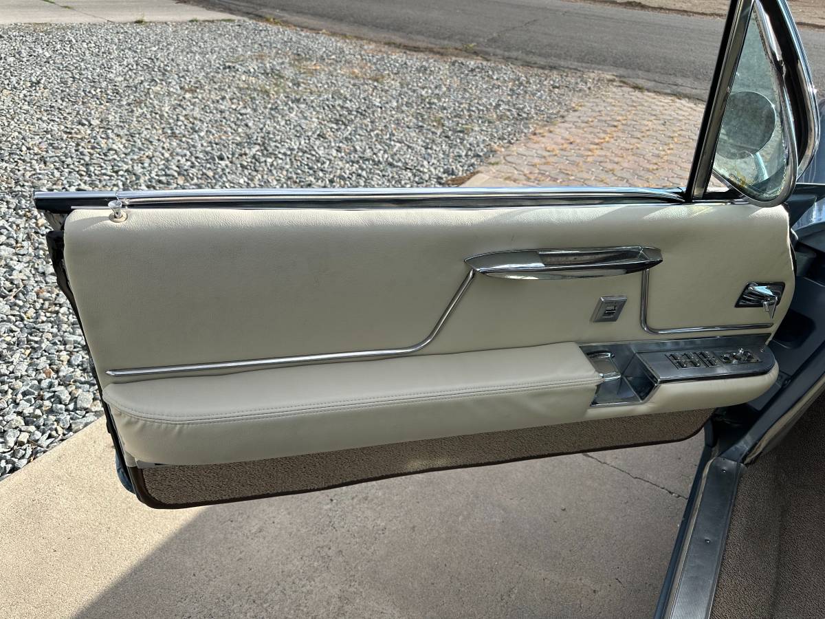 Cadillac-coupe-deville-1962-blue-10
