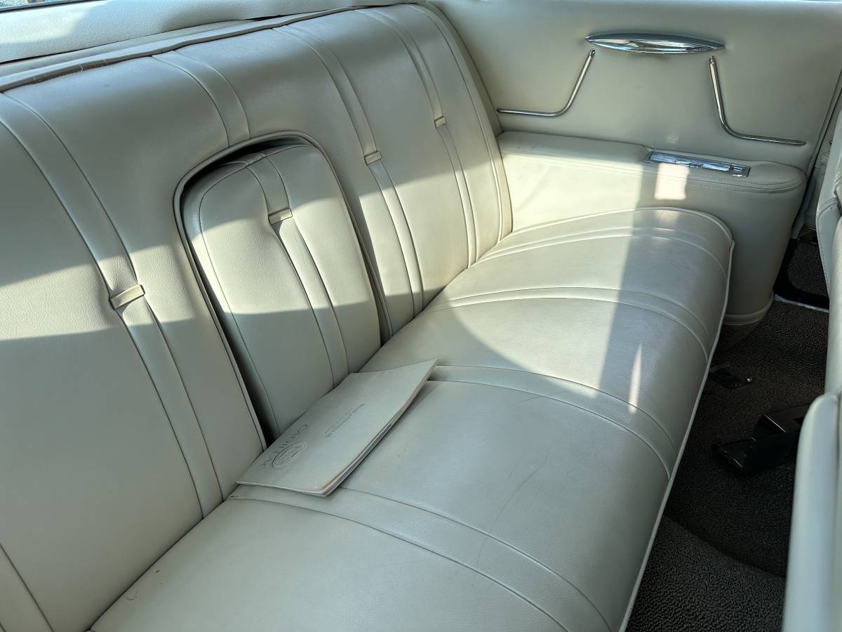 Cadillac-coupe-deville-1962-blue-12