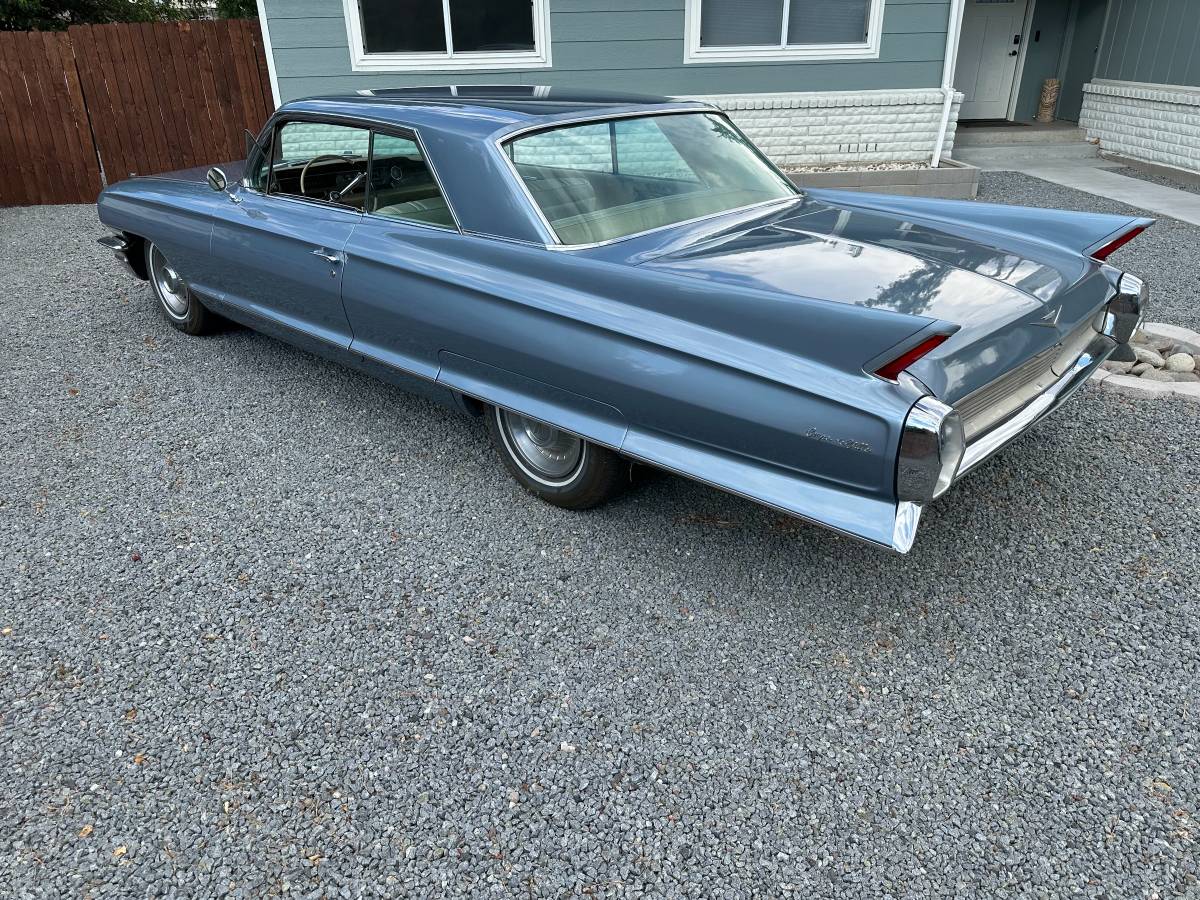 Cadillac-coupe-deville-1962-blue-2