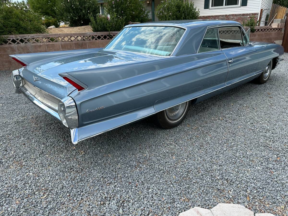Cadillac-coupe-deville-1962-blue-3