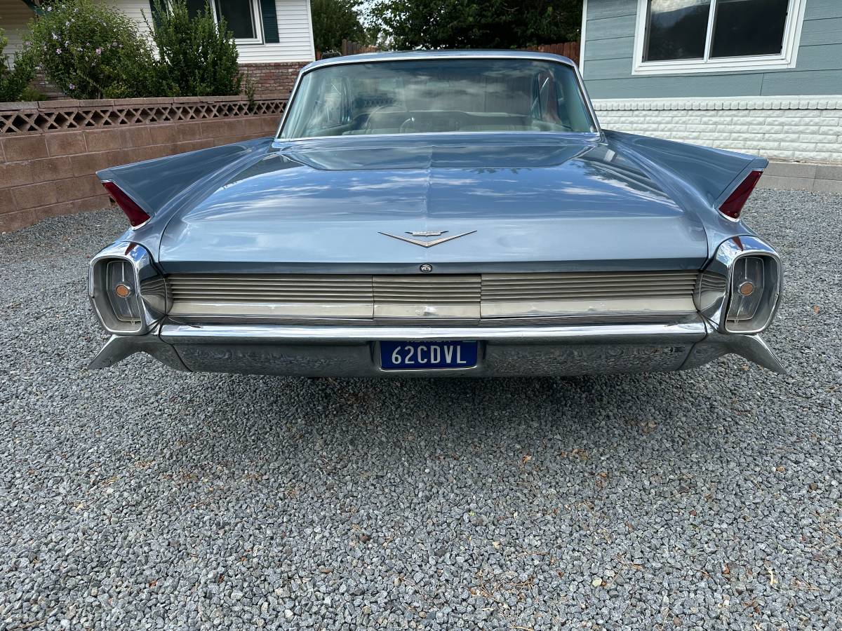 Cadillac-coupe-deville-1962-blue-4