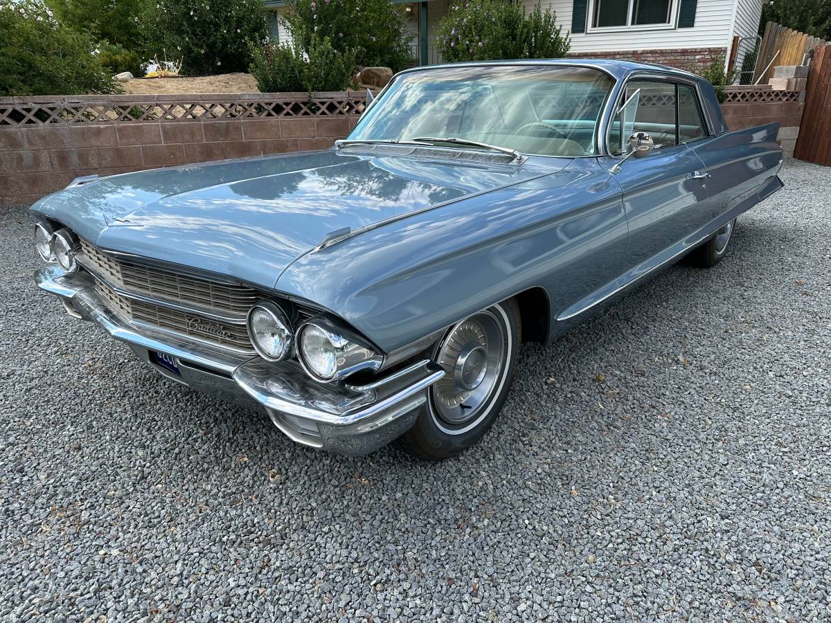 Cadillac-coupe-deville-1962-blue-9