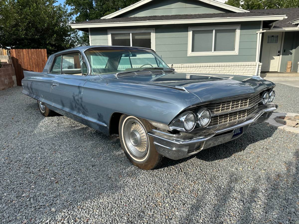 Cadillac-coupe-deville-1962-blue