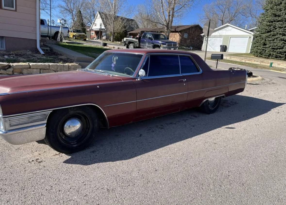 Cadillac-coupe-deville-1965-1