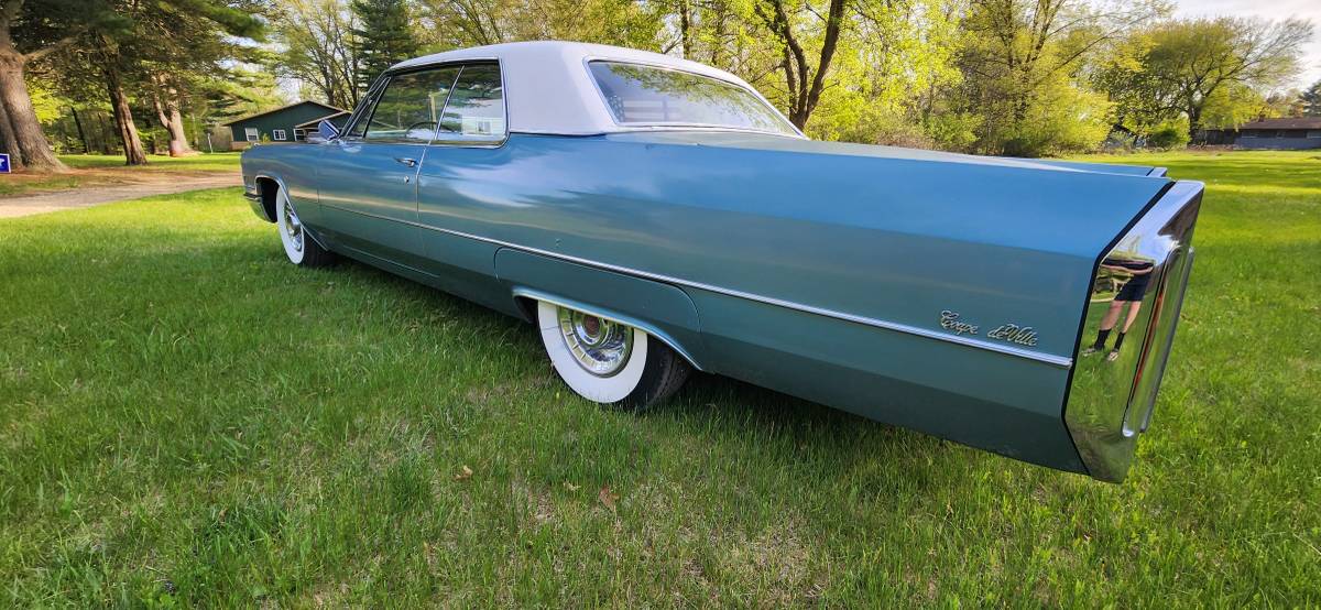 Cadillac-coupe-deville-1966-3