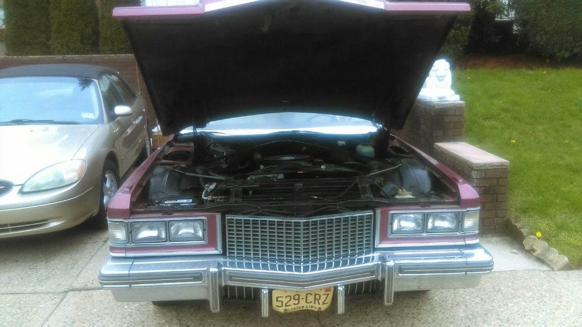 Cadillac-coupe-deville-1975-1