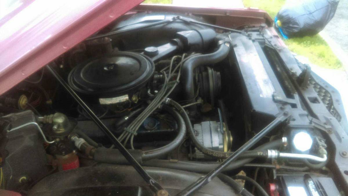 Cadillac-coupe-deville-1975-4