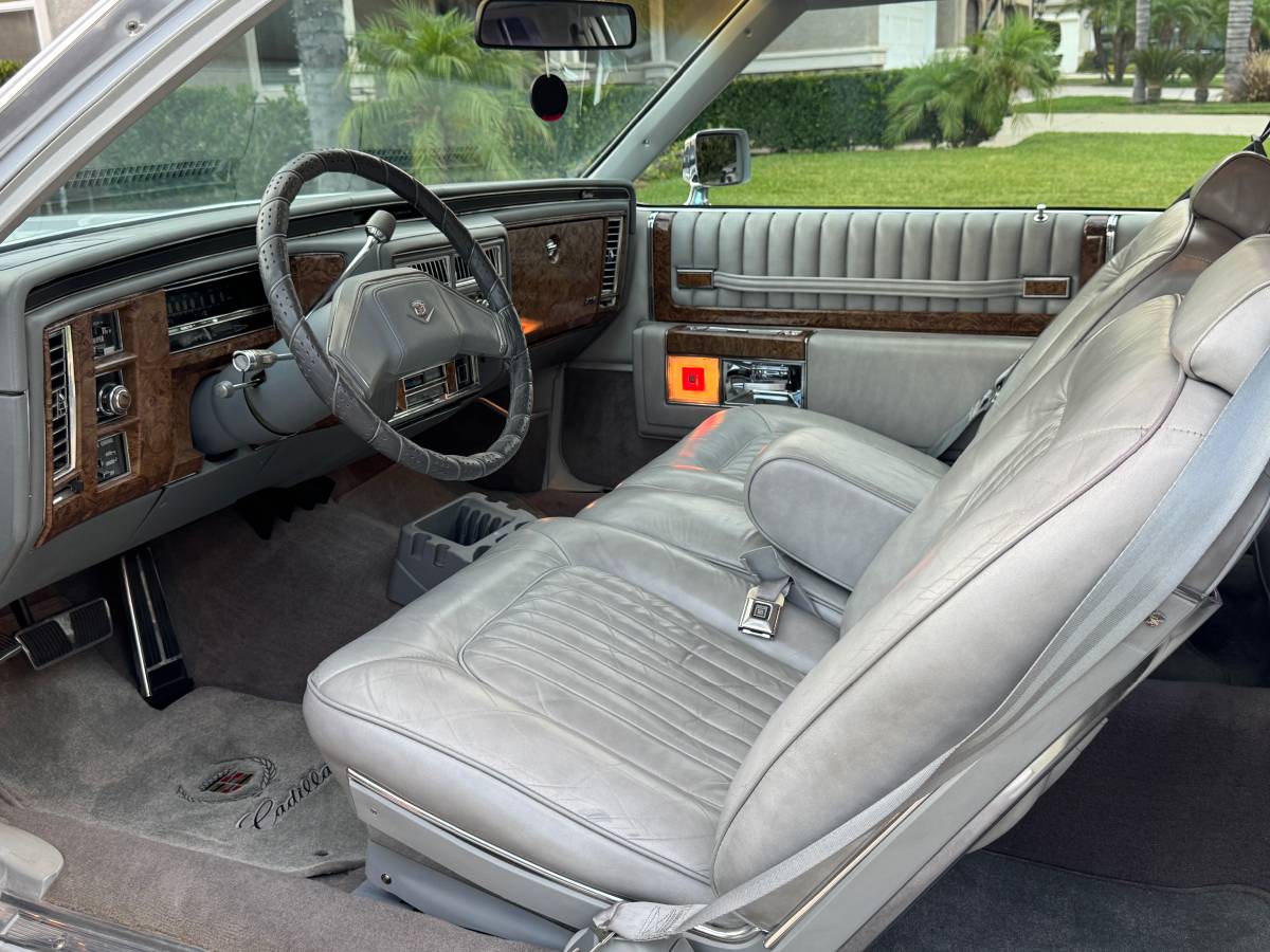 Cadillac-coupe-deville-1979-grey-11