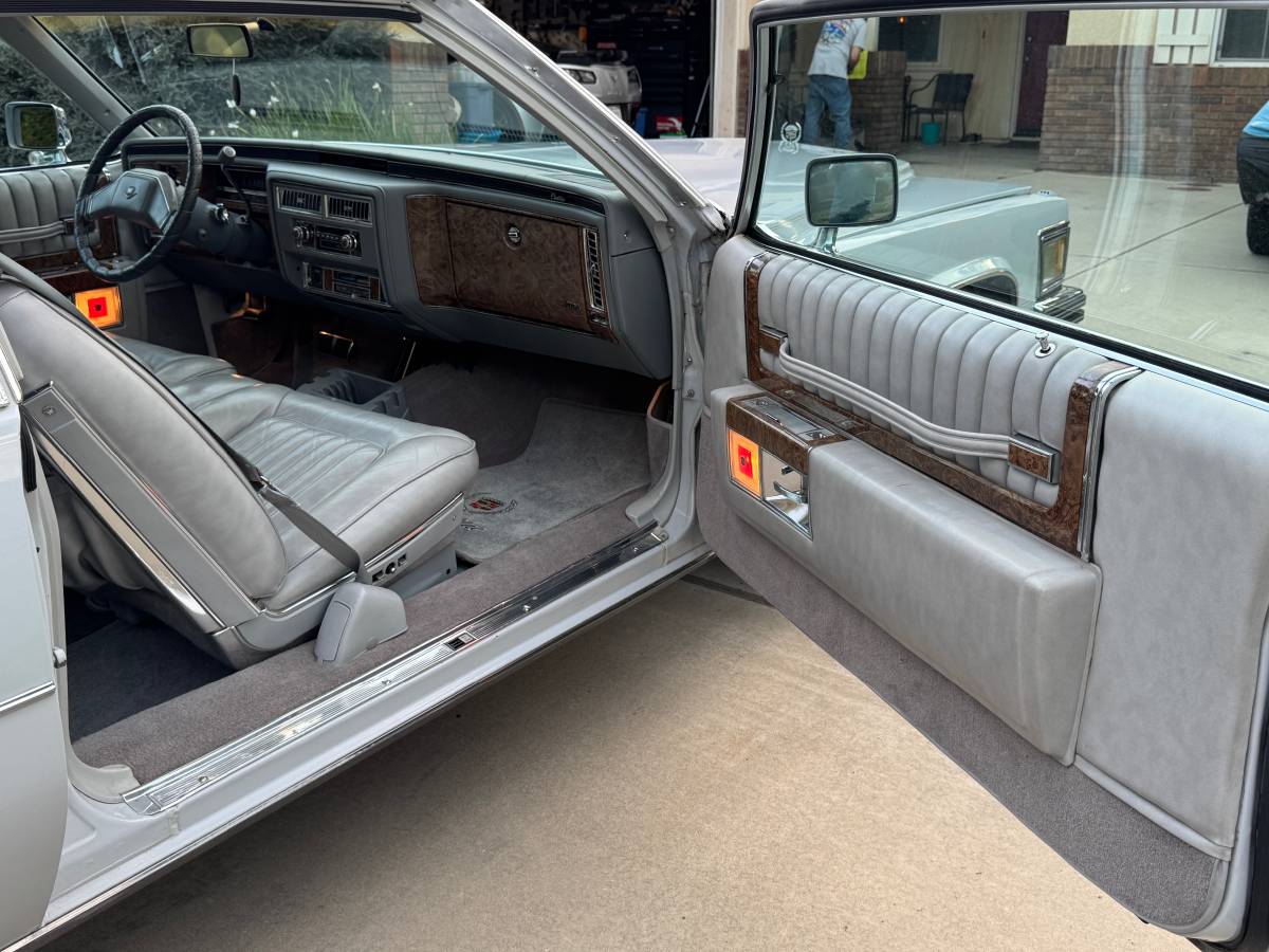 Cadillac-coupe-deville-1979-grey-15