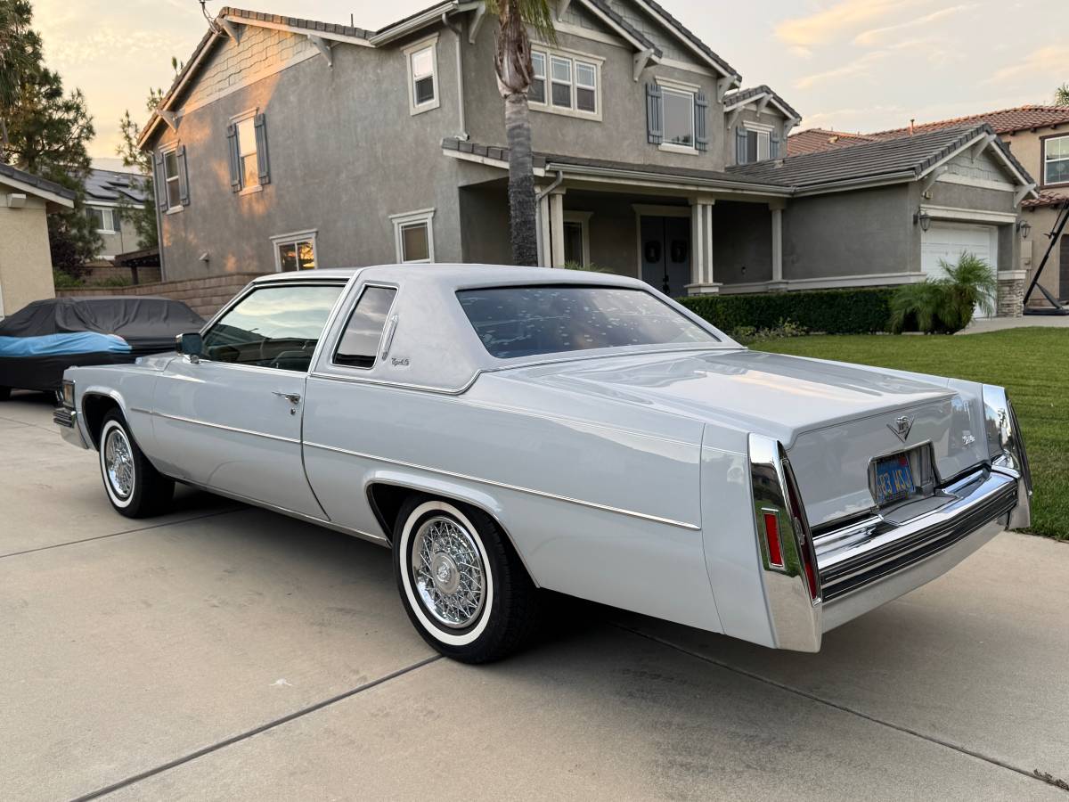 Cadillac-coupe-deville-1979-grey-2