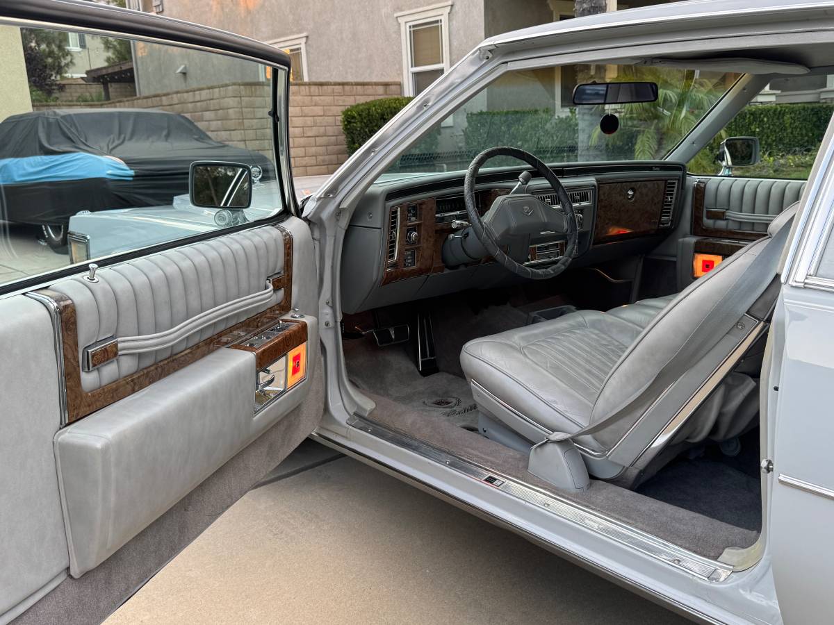 Cadillac-coupe-deville-1979-grey-9