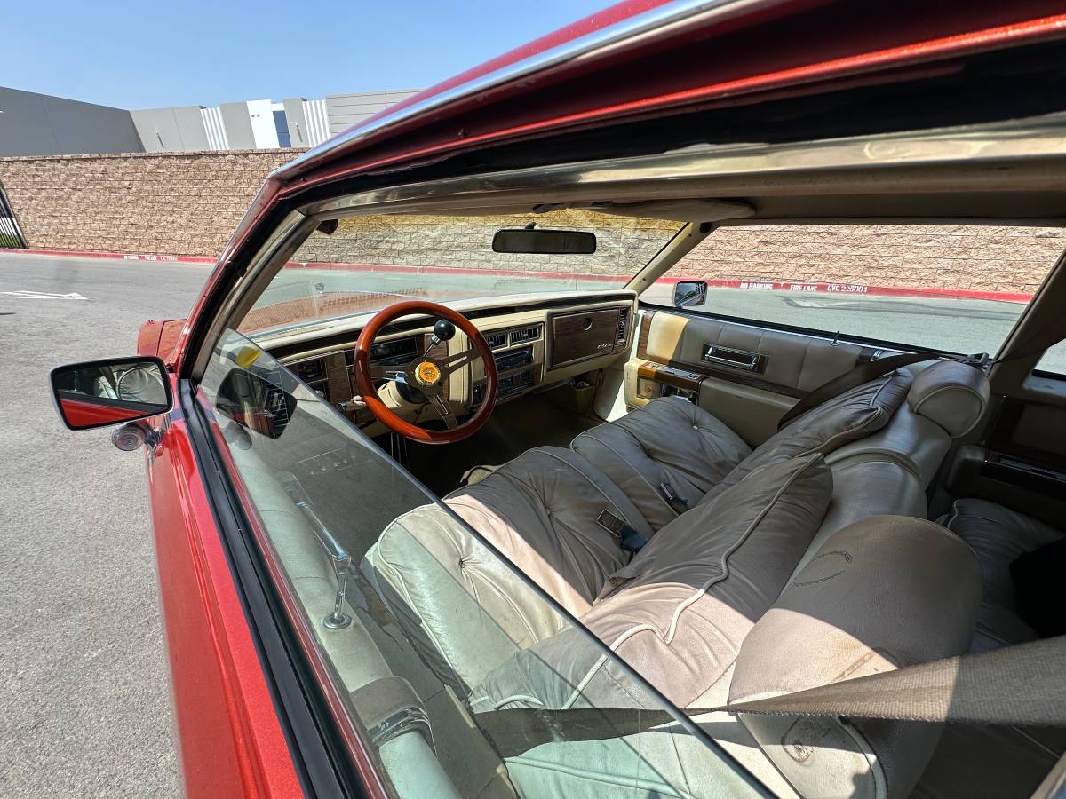 Cadillac-coupe-deville-1983-8