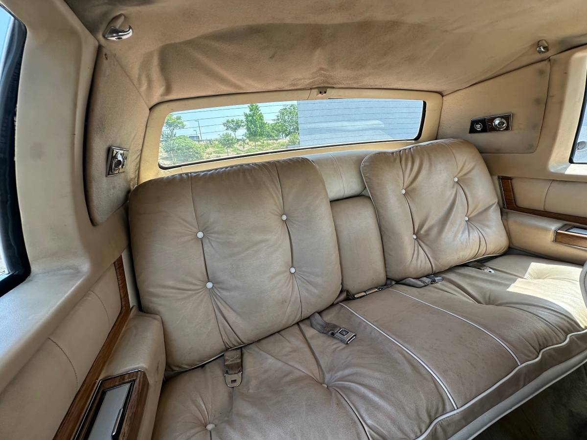 Cadillac-coupe-deville-1983-9