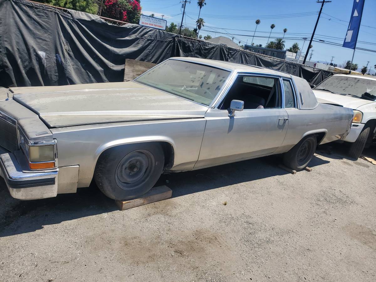 Cadillac-coupe-deville-1983-silver-1