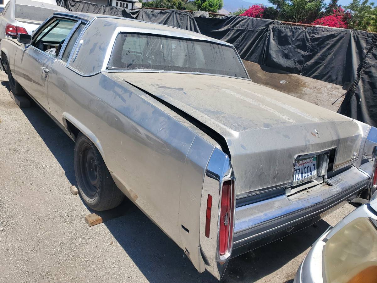 Cadillac-coupe-deville-1983-silver-2