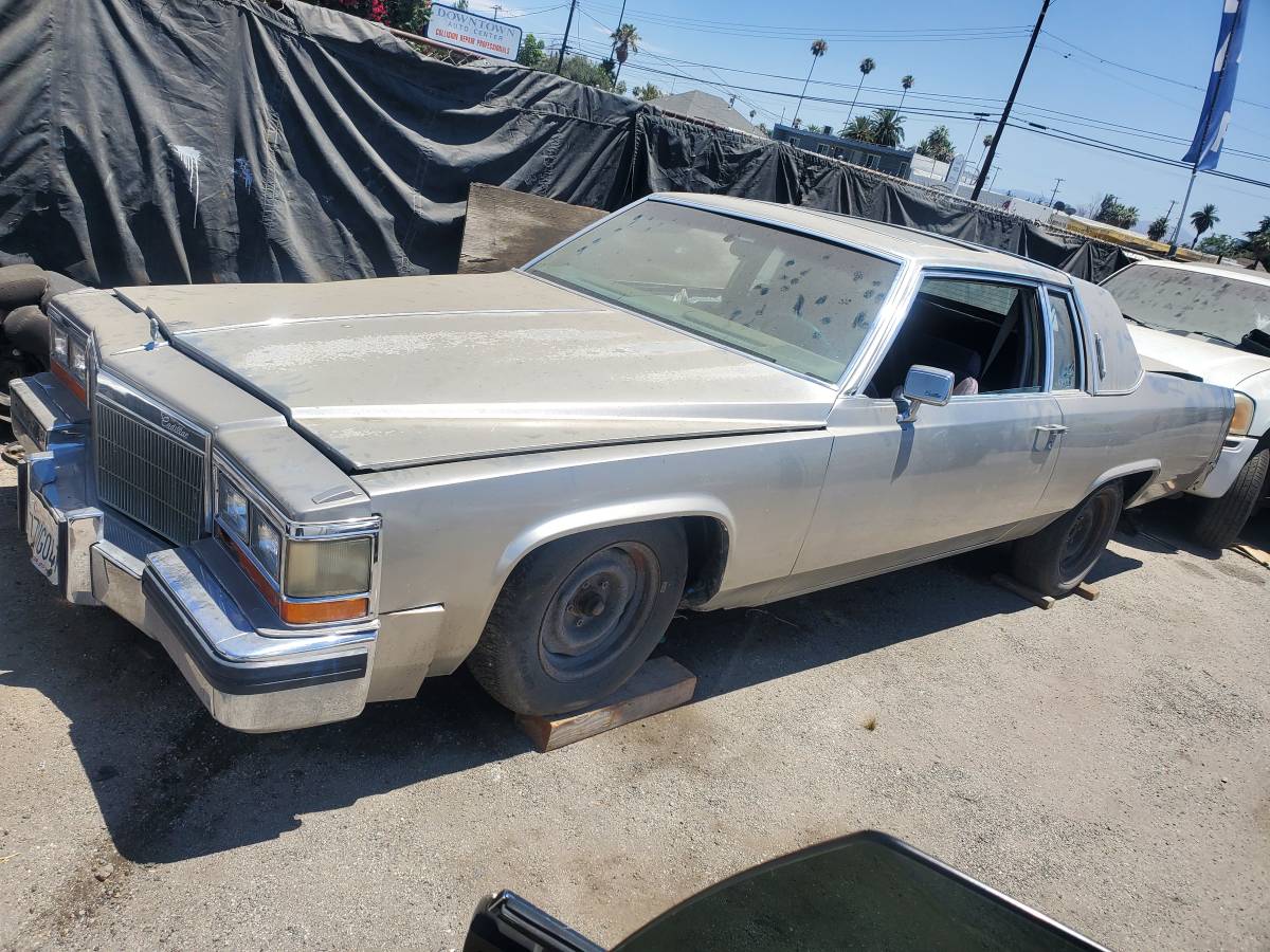 Cadillac-coupe-deville-1983-silver-3