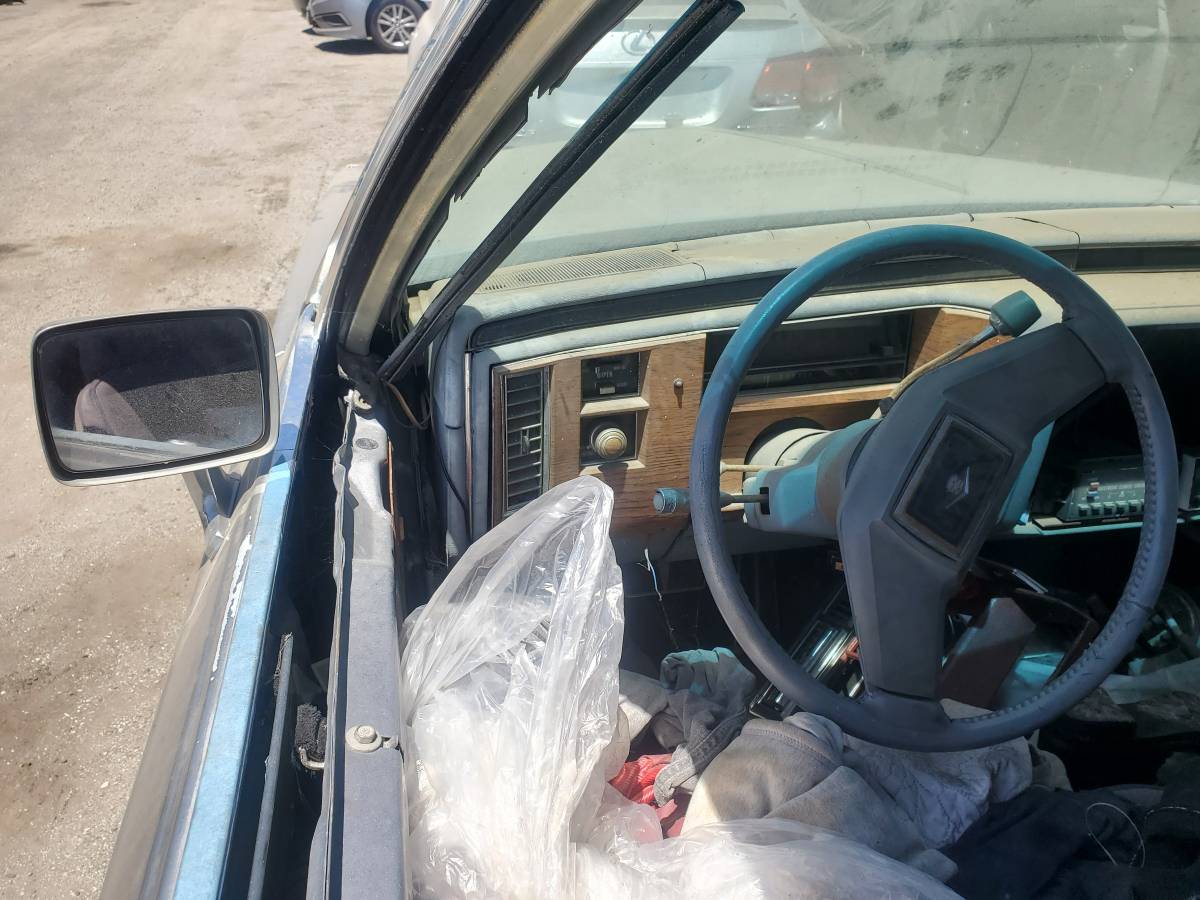 Cadillac-coupe-deville-1983-silver-4