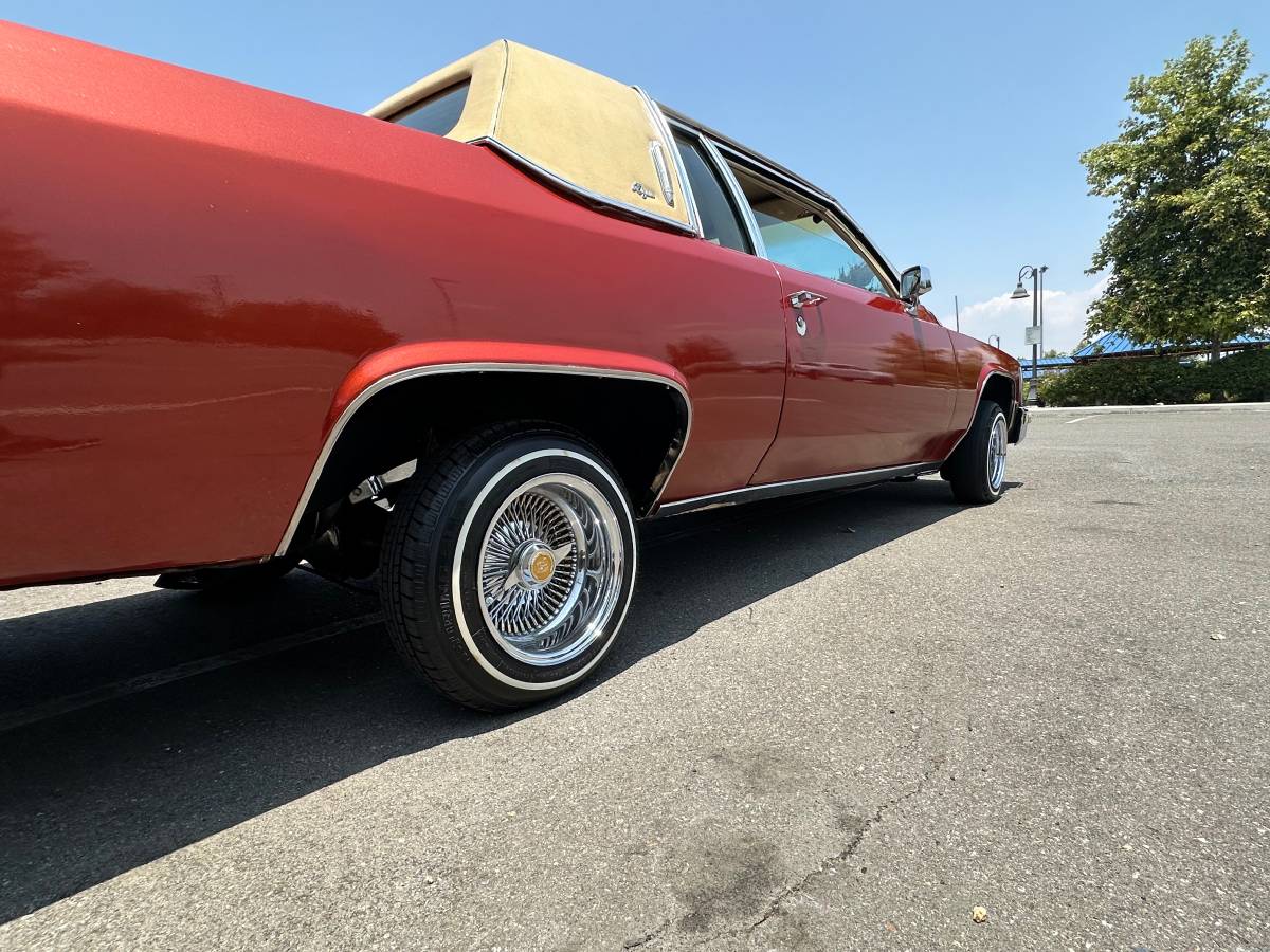 Cadillac-coupe-deville-1983