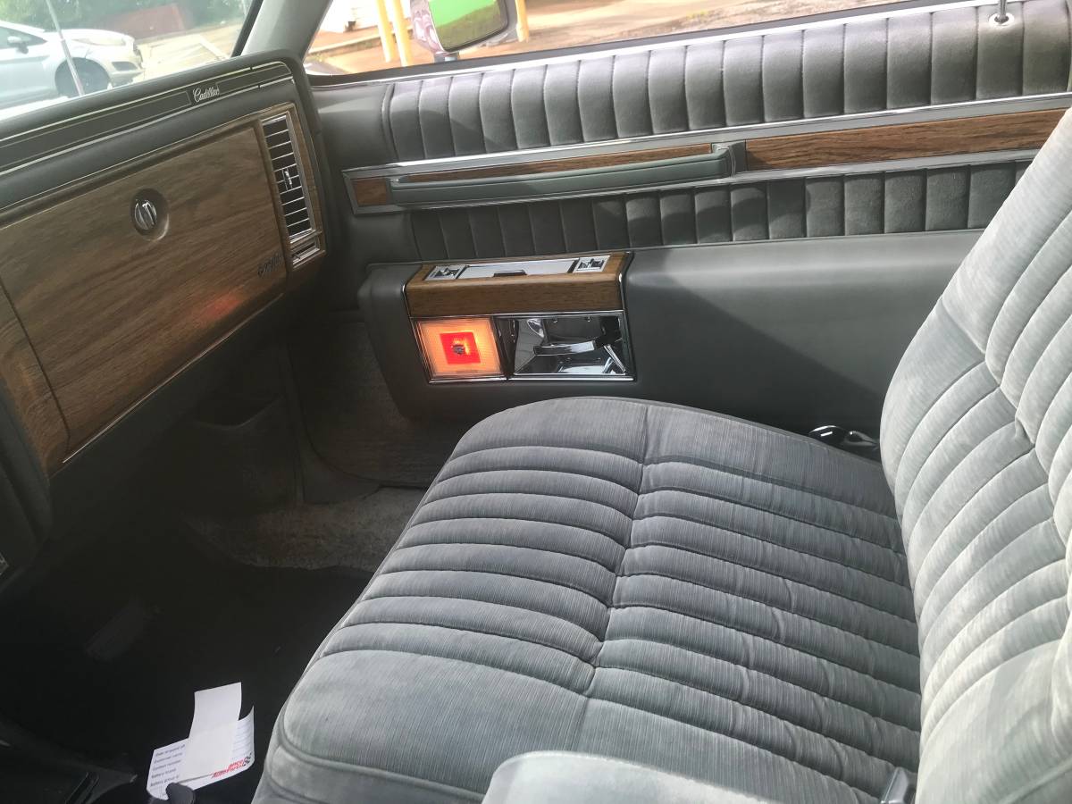 Cadillac-coupe-deville-1984-10