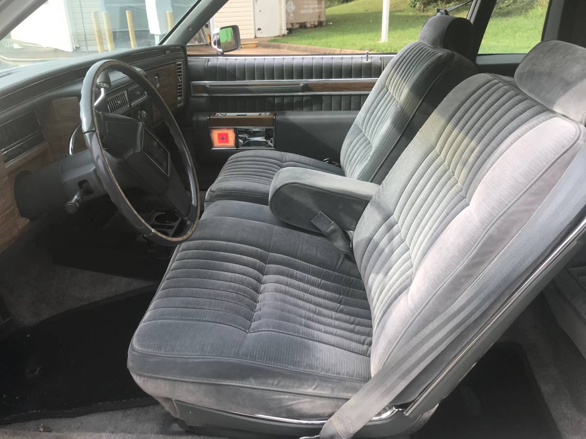 Cadillac-coupe-deville-1984-7