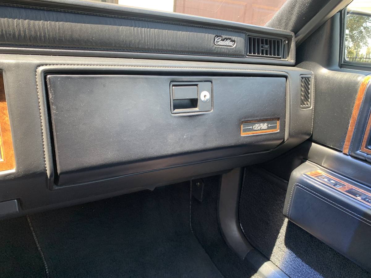 Cadillac-coupe-deville-1985-black-15