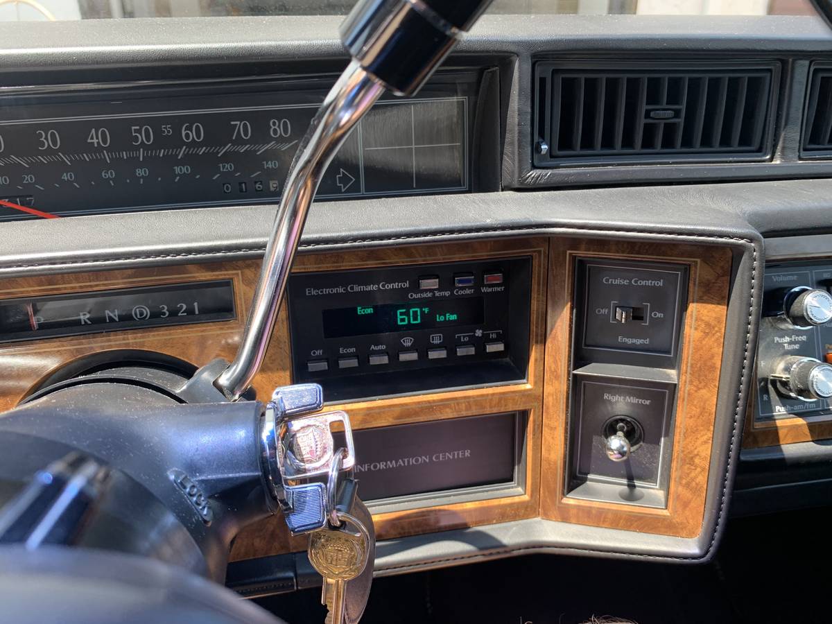 Cadillac-coupe-deville-1985-black-18