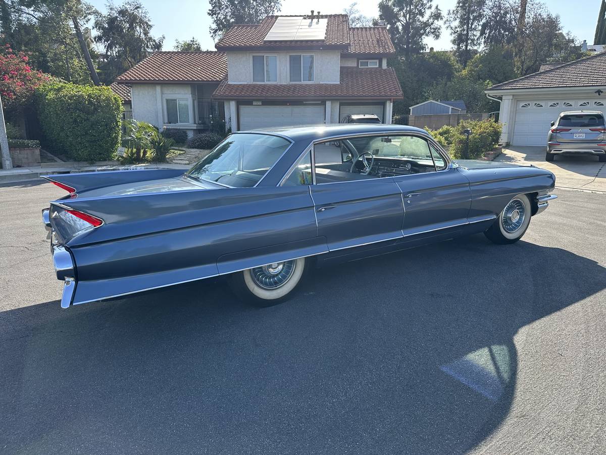 Cadillac-deville-1961-blue-13