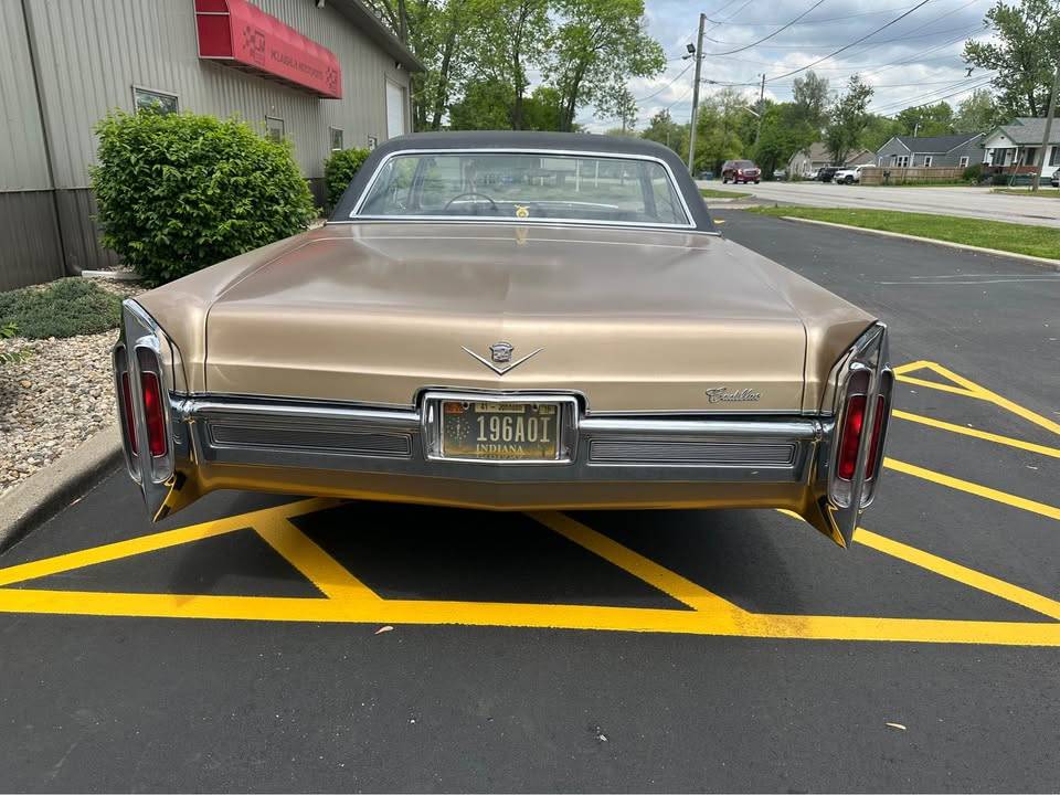 Cadillac-deville-1966-custom-21