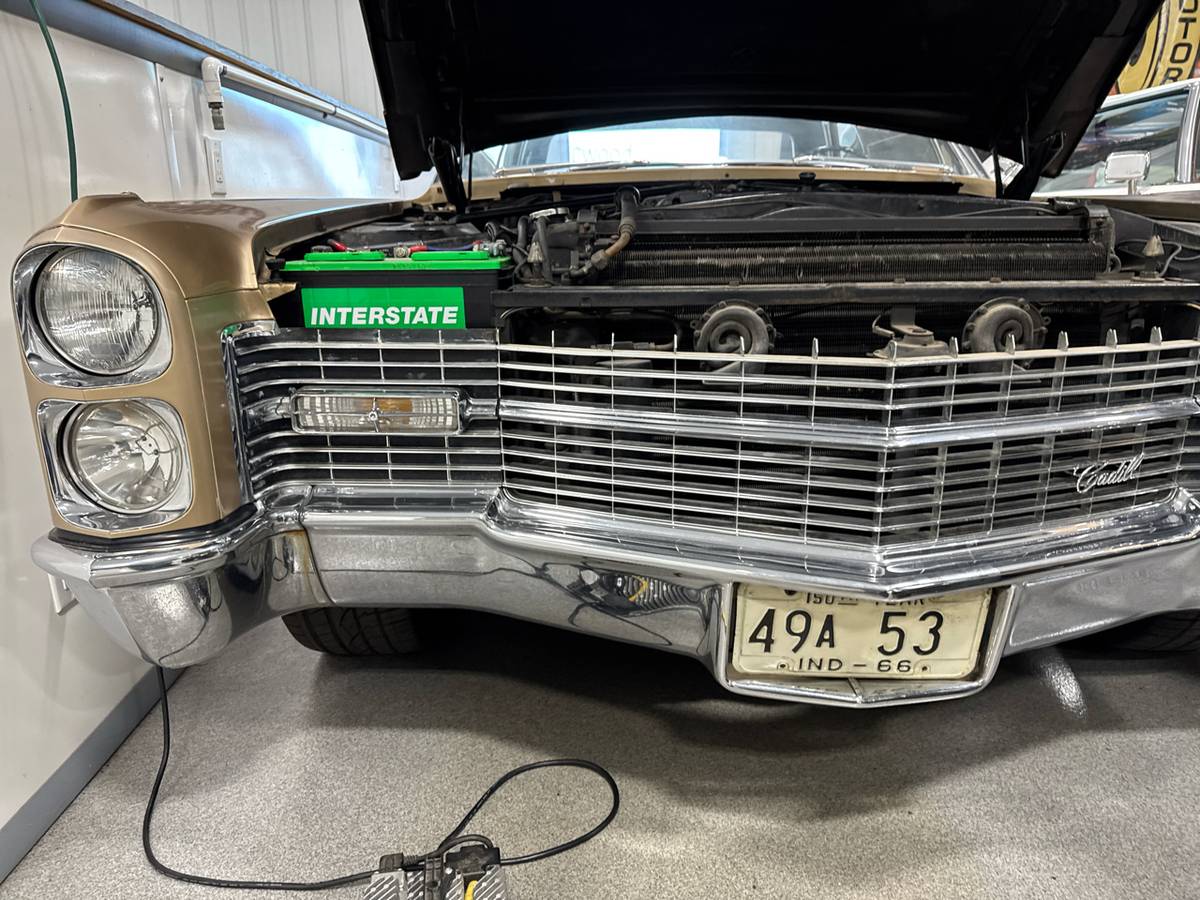 Cadillac-deville-1966-custom-4
