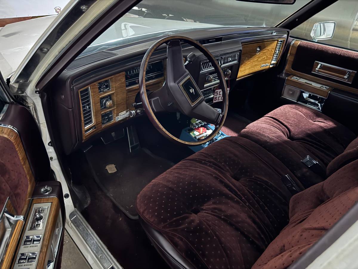 Cadillac-deville-1981-white-4