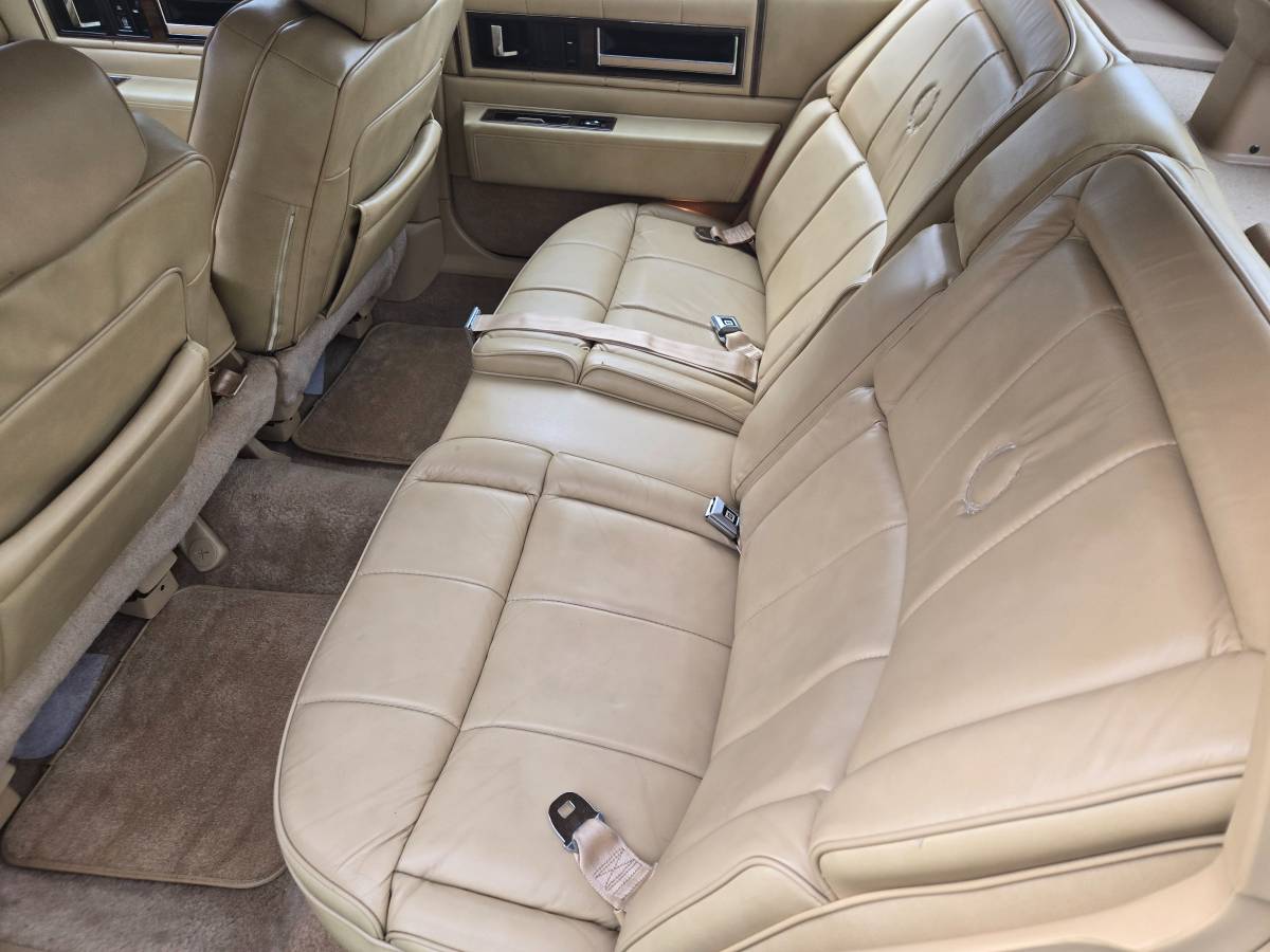 Cadillac-deville-1986-custom-3