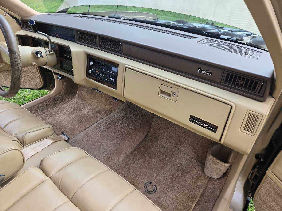 Cadillac-deville-1986-custom-4