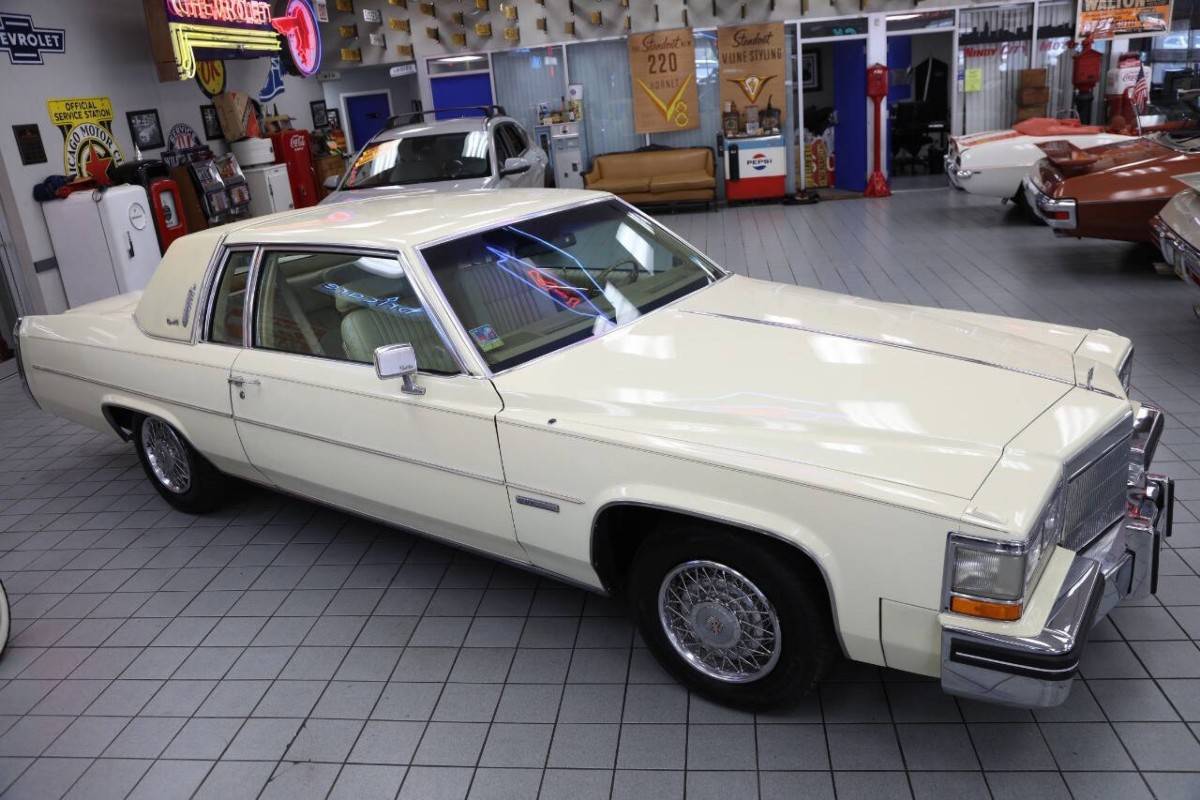 Cadillac-deville-base-2dr-coupe-1983-19