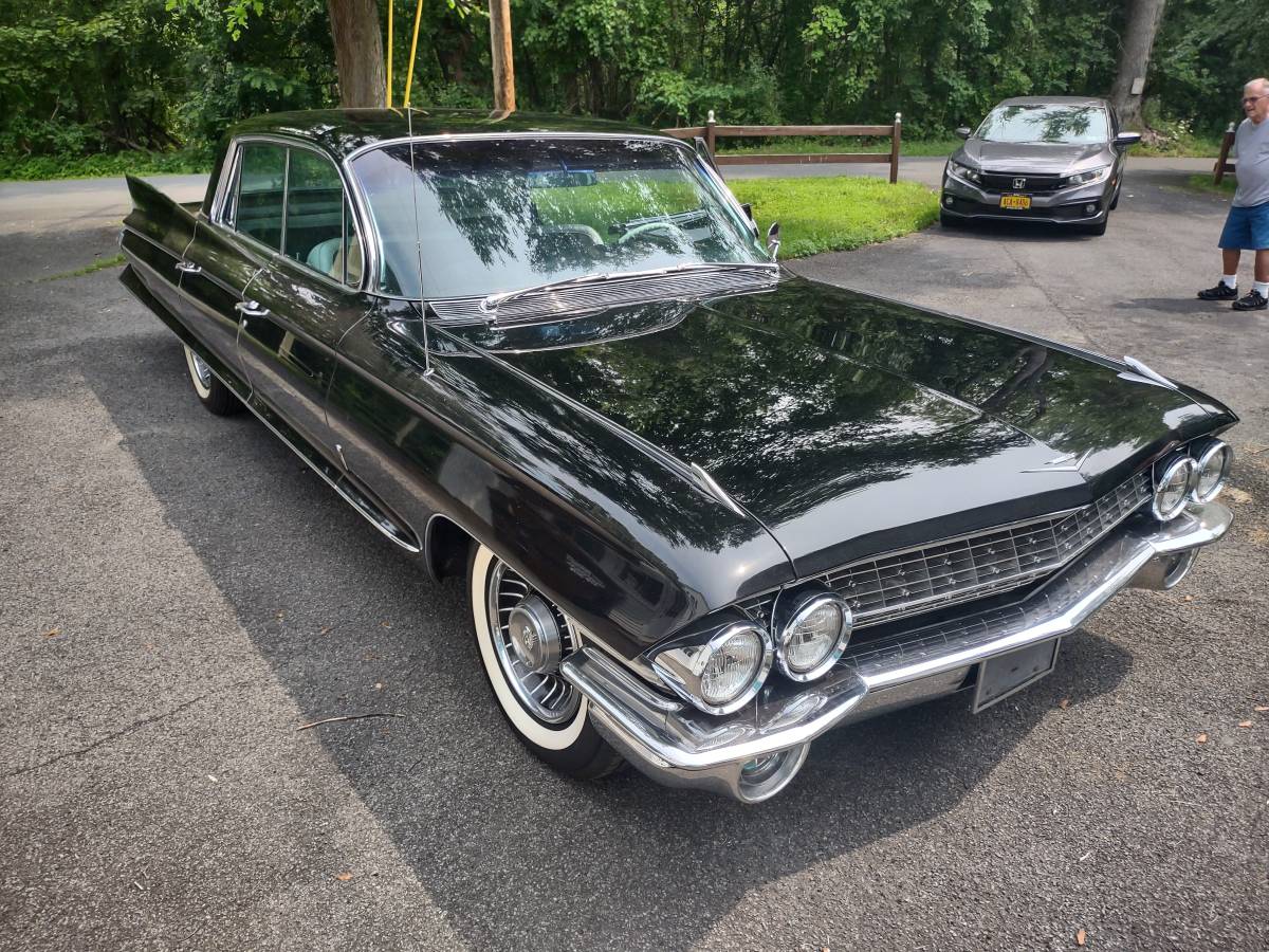 Cadillac-fleetwood-1961-black-10