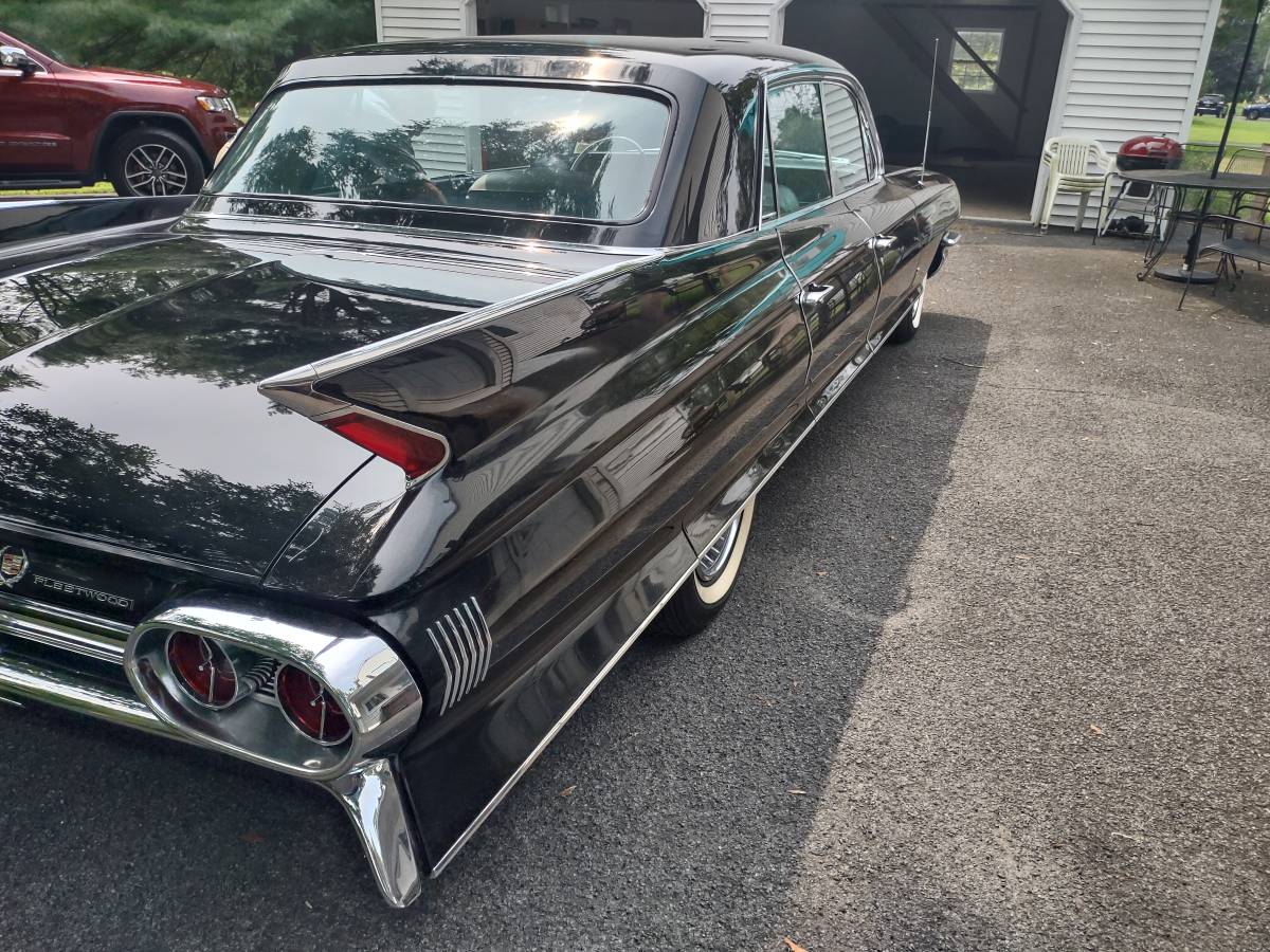 Cadillac-fleetwood-1961-black-13