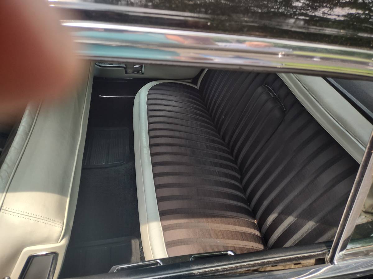 Cadillac-fleetwood-1961-black-17