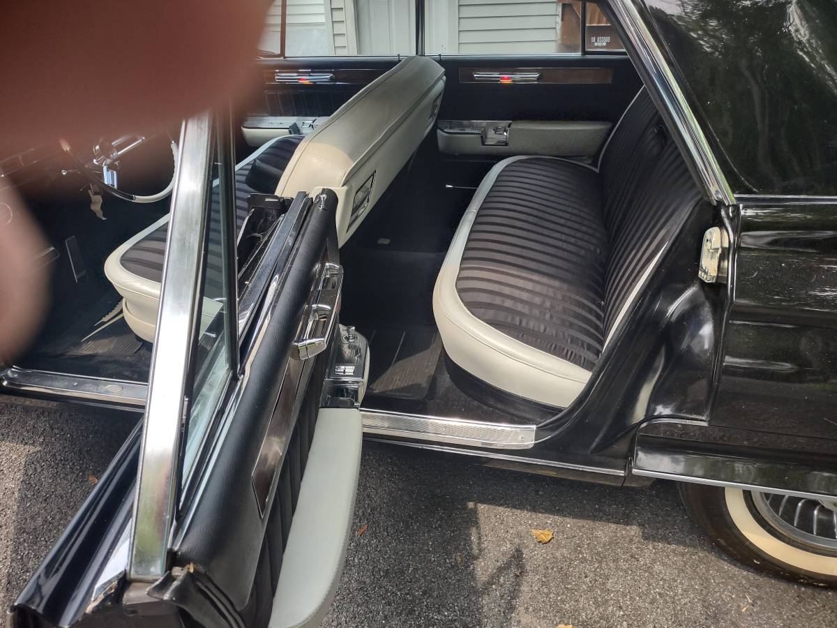 Cadillac-fleetwood-1961-black-18