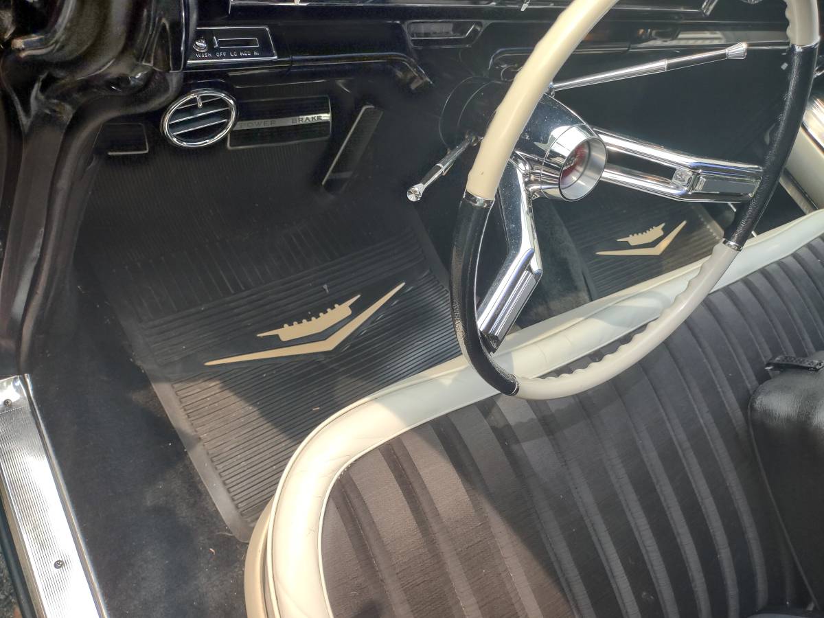 Cadillac-fleetwood-1961-black-21
