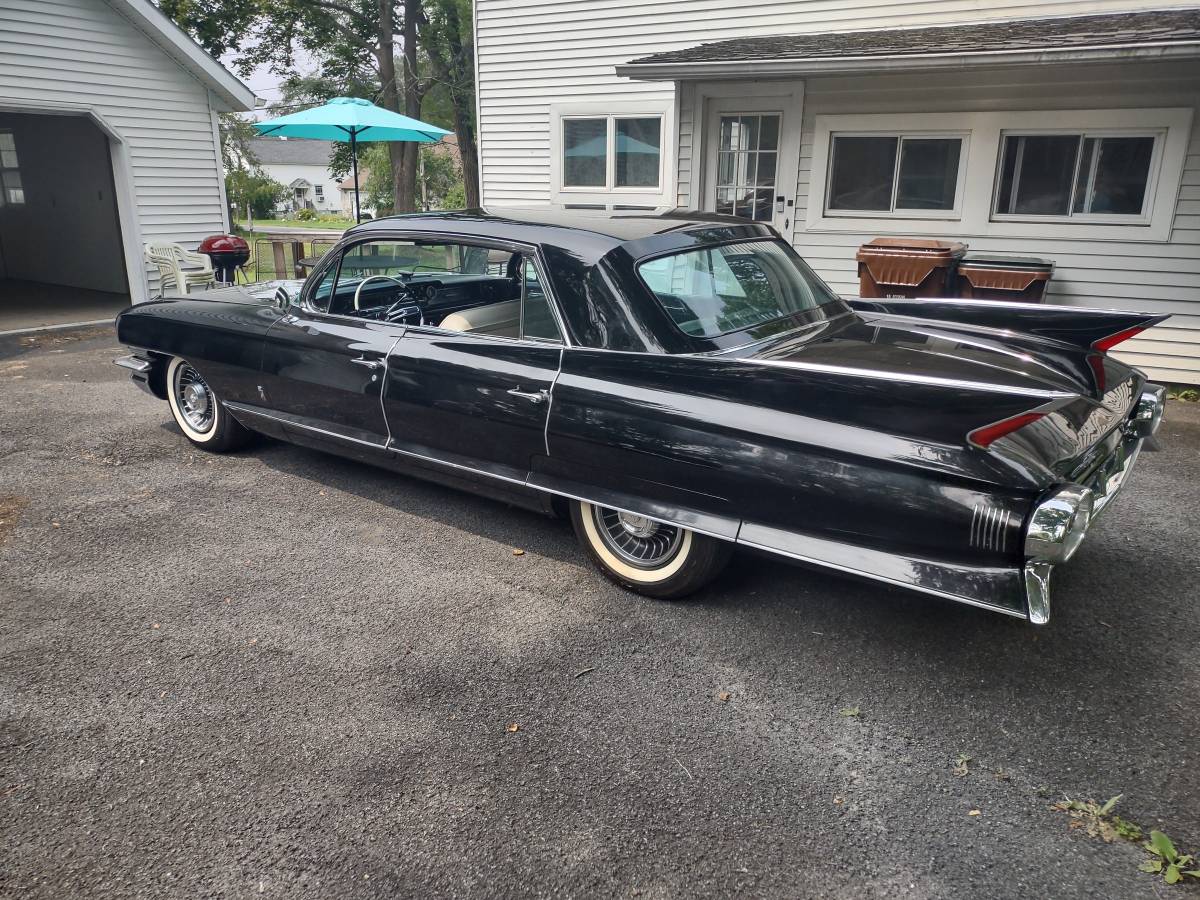 Cadillac-fleetwood-1961-black-3