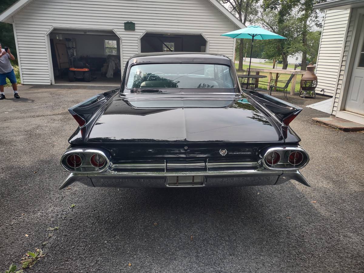 Cadillac-fleetwood-1961-black-4