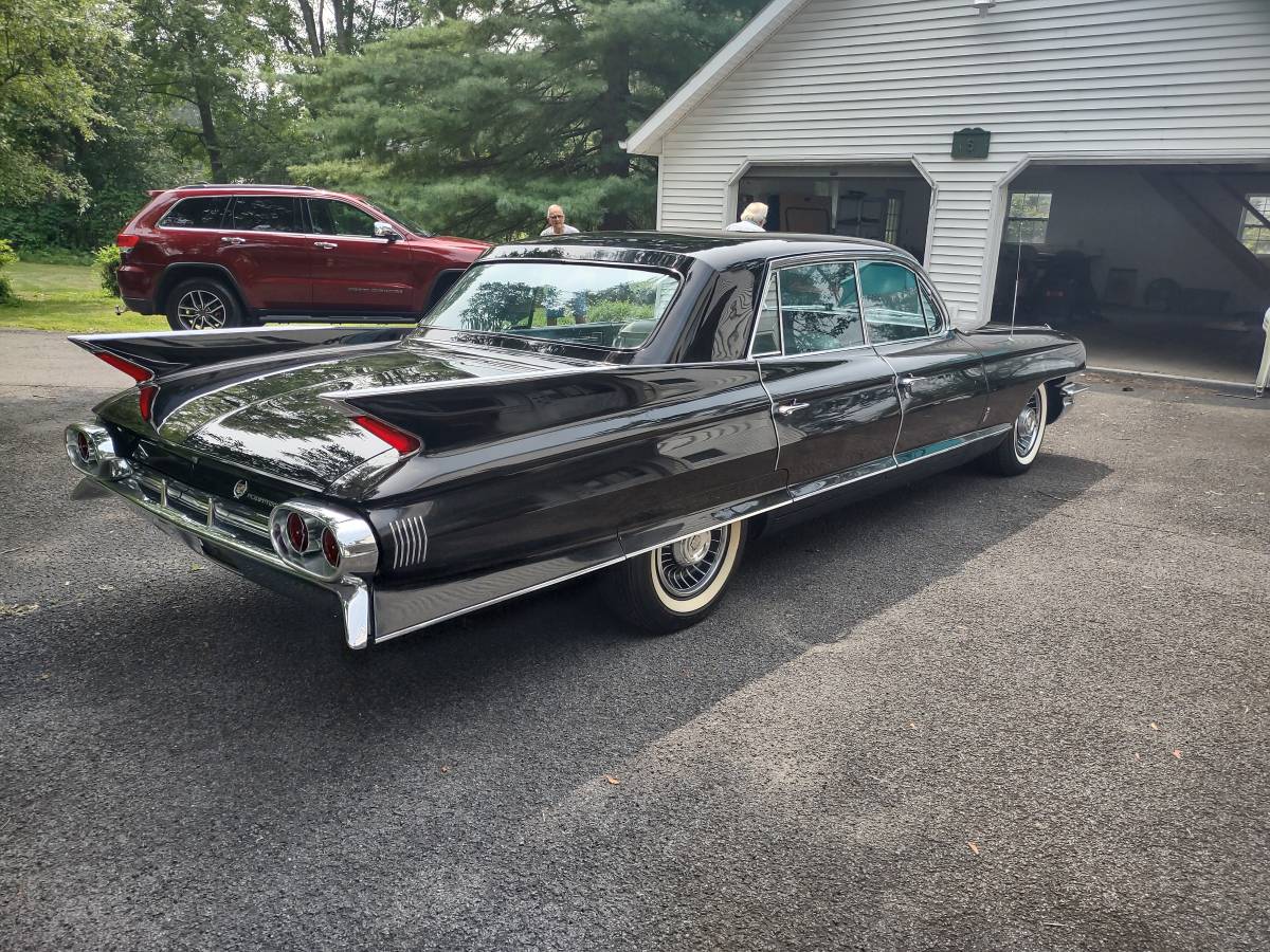 Cadillac-fleetwood-1961-black-5