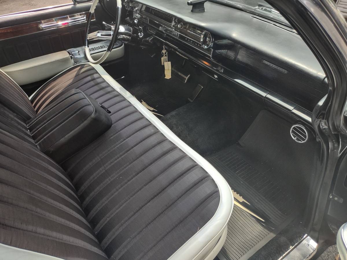Cadillac-fleetwood-1961-black-7
