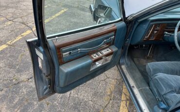 Cadillac-fleetwood-1977-blue-10