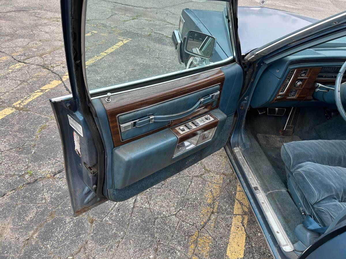 Cadillac-fleetwood-1977-blue-10