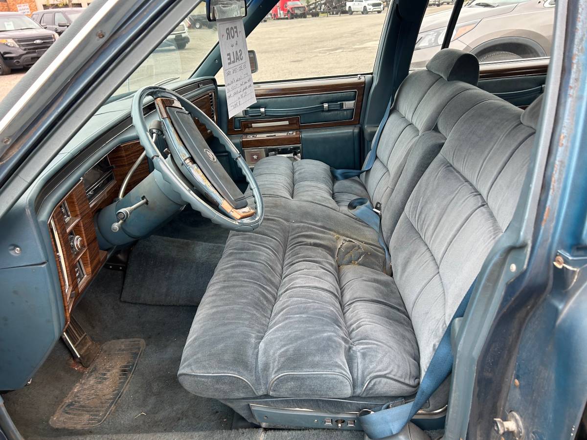 Cadillac-fleetwood-1977-blue-11