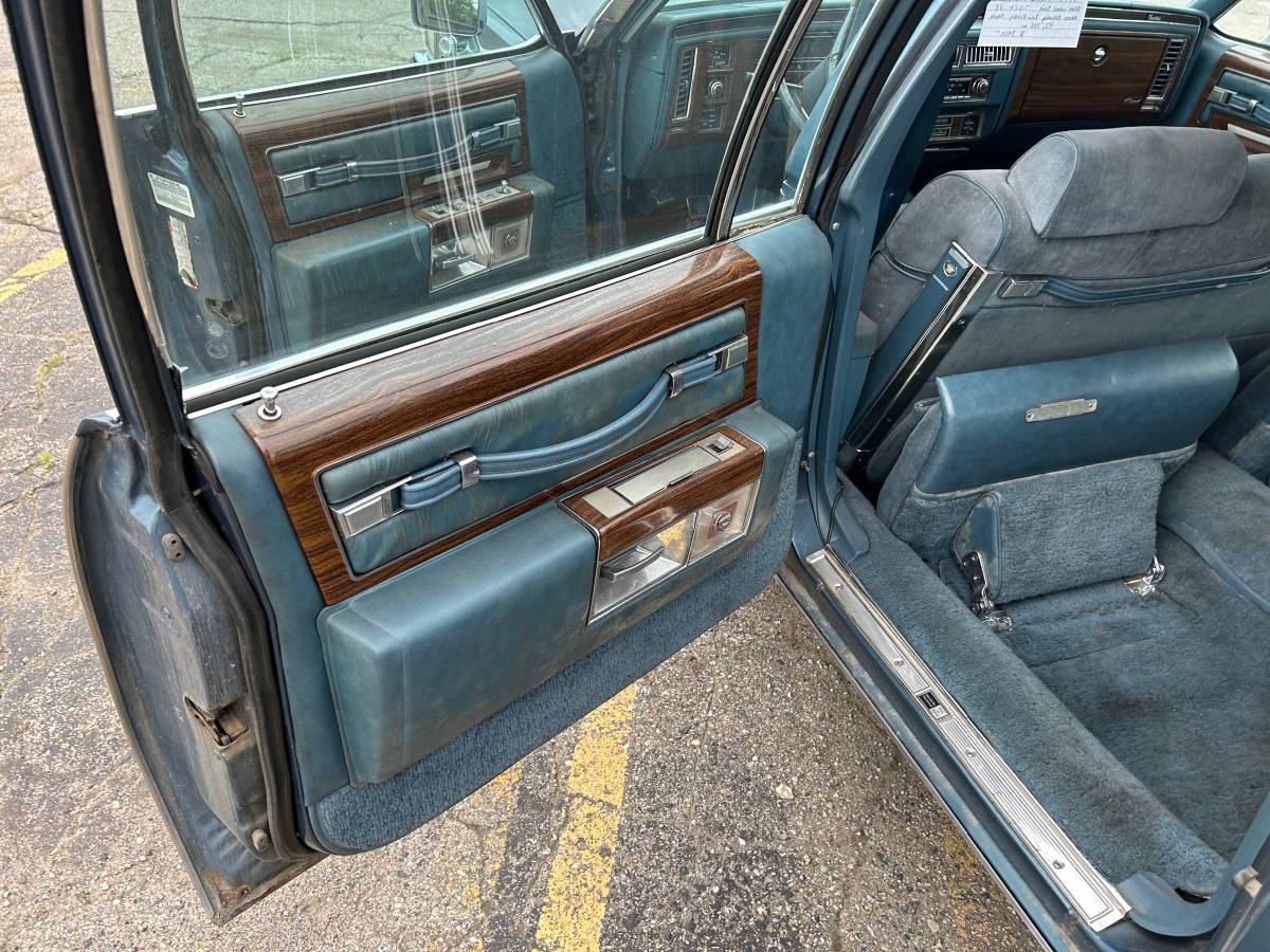 Cadillac-fleetwood-1977-blue-12