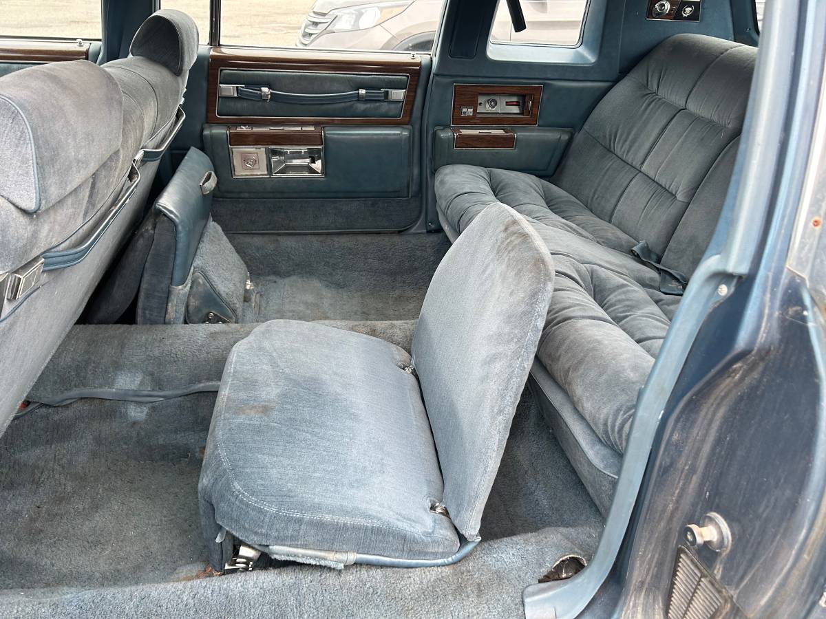 Cadillac-fleetwood-1977-blue-13