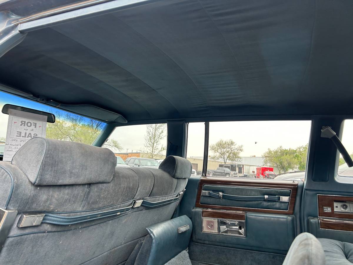 Cadillac-fleetwood-1977-blue-14